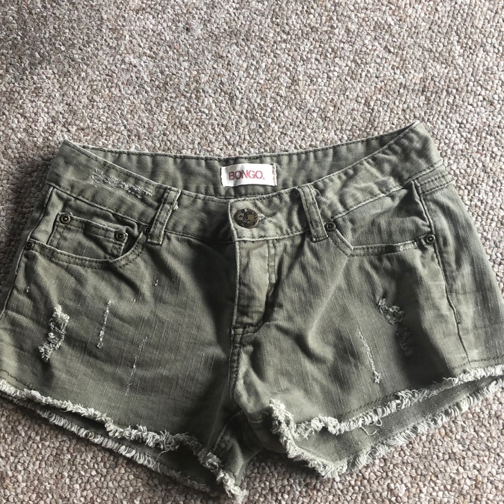 Mid rise bongo shorts.